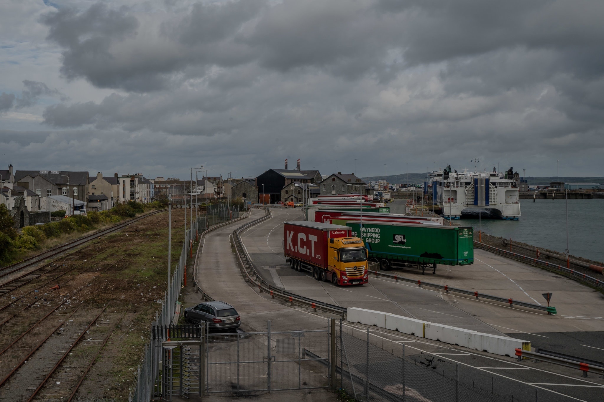 Nguoi Viet nhin an, uong tuyet de vuot bien roi vo mong tai Anh hinh anh