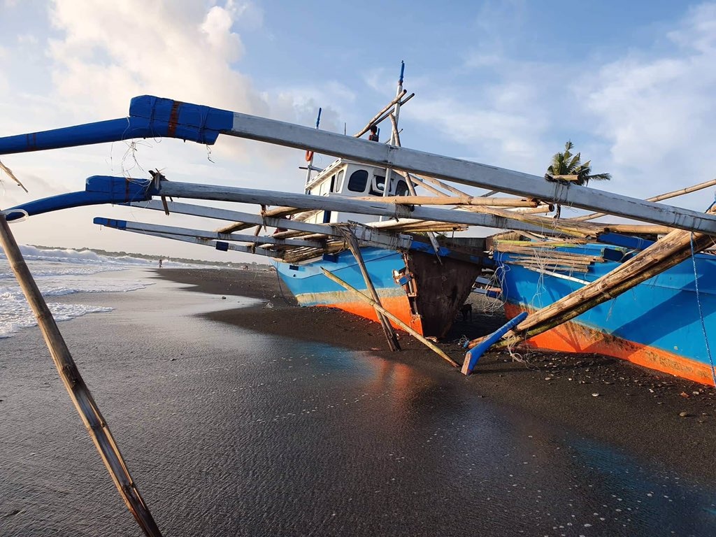 tàu trung quốc vỡ đôi do sóng lớn ảnh 1 tau trung quoc vo doi do song lon anh 1