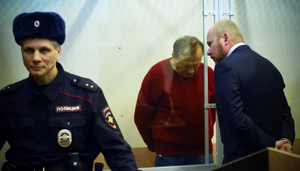 nguoi giau tay trong balo anh 1