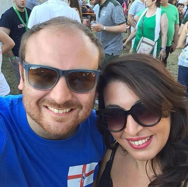 Nghị sĩ Italy bất ngờ cầu hôn bạn gái ảnh 2 Nghi si Italy bat ngo cau hon ban gai anh 2