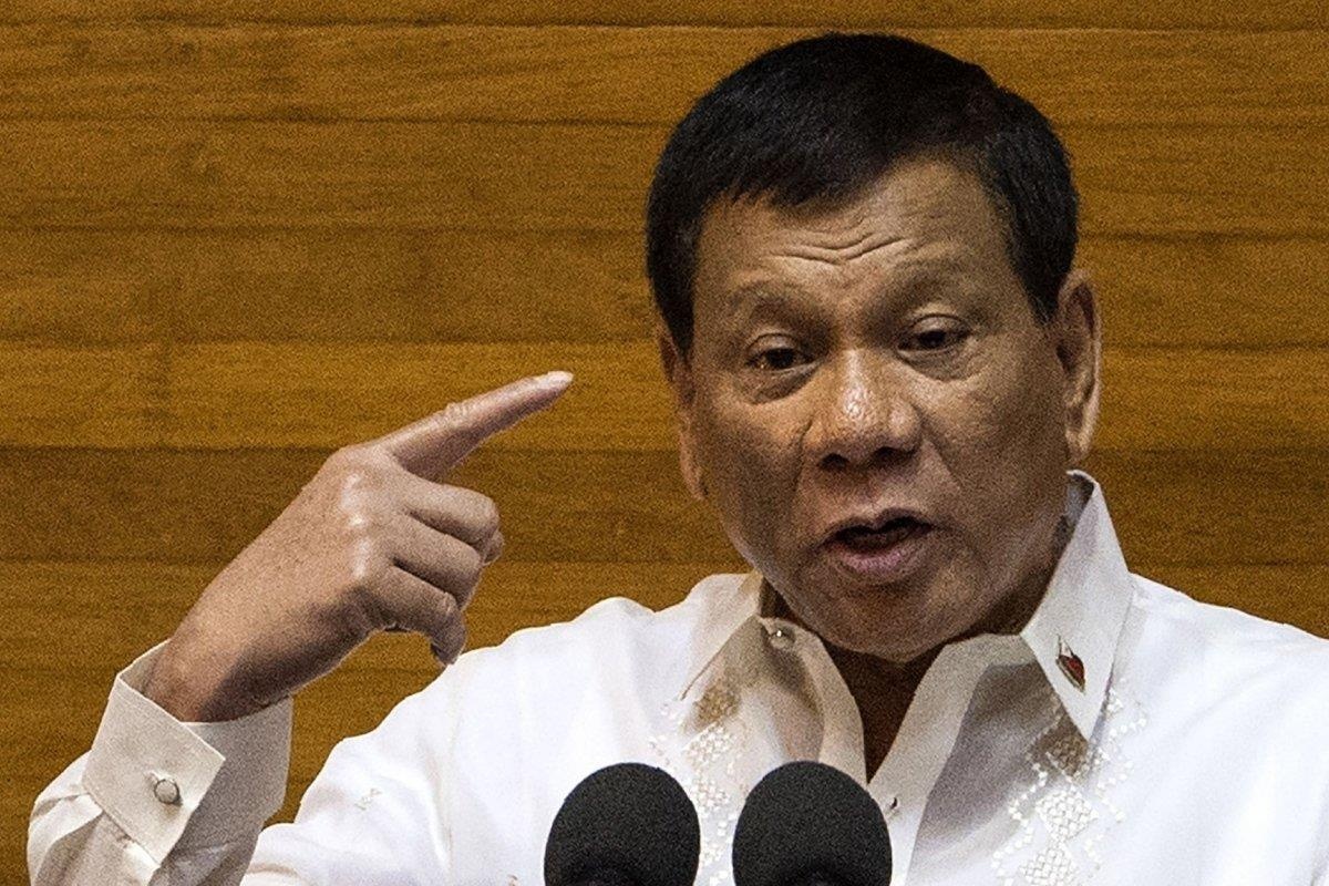 TT Duterte khoe vut xac nhieu trum ma tuy xuong bien va khe nui hinh anh