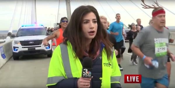 Bat giu nguoi dan ong sam so phong vien dang dan truc tiep o My hinh anh