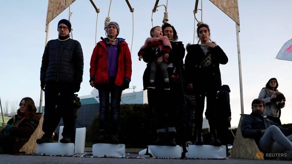 That vong vi hoi nghi khi hau, nguoi bieu tinh do phan ngua ra duong hinh anh