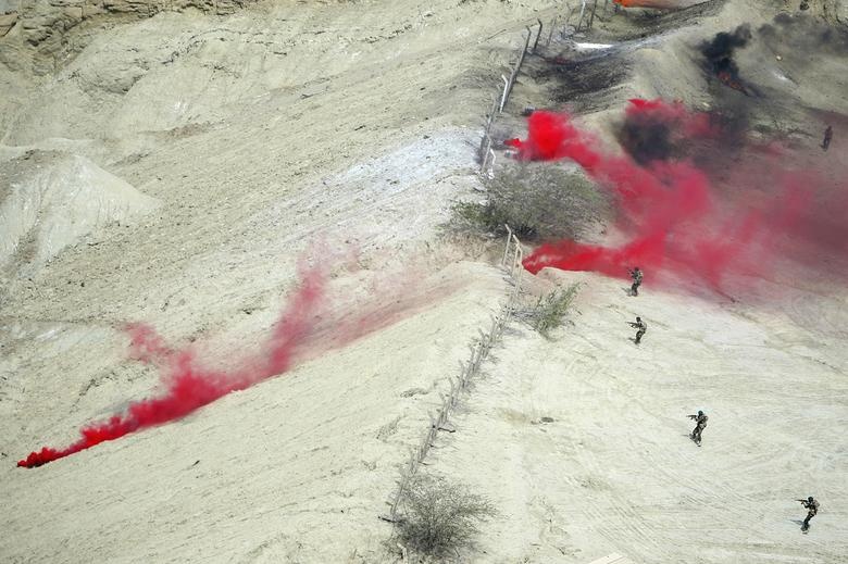 ve binh cach mang Iran anh 11