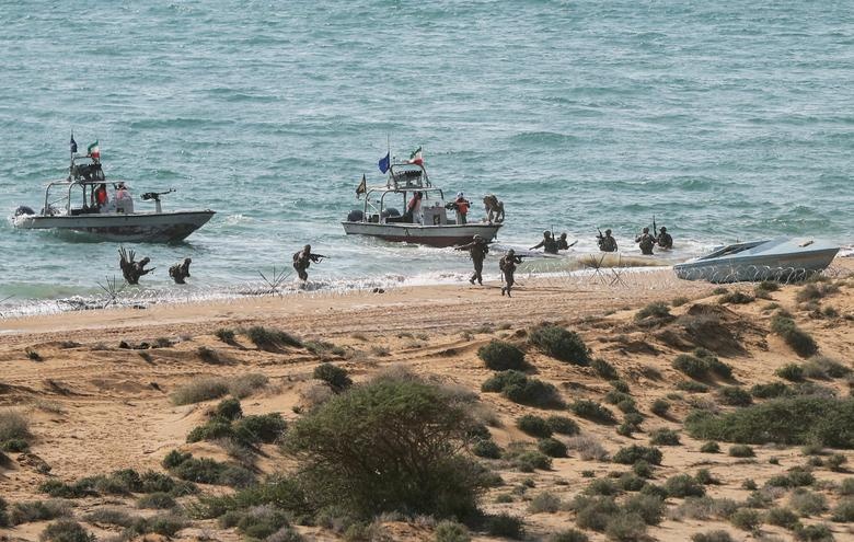 ve binh cach mang Iran anh 18