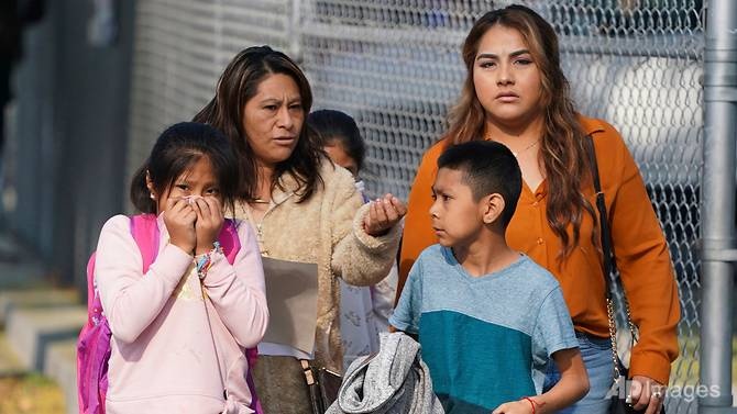 May bay 'nha' xang tu tren troi xuong truong hoc, 26 nguoi bi thuong hinh anh