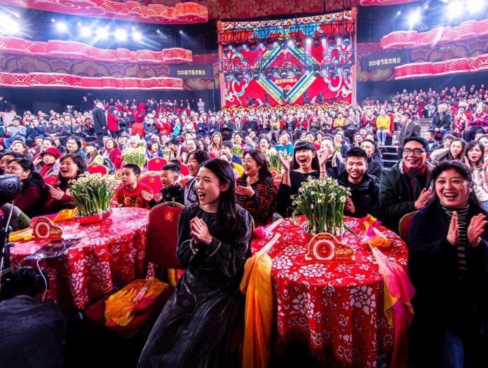 Tet buon o Trung Quoc - den long do keo xuong, gala xuan bat thuong hinh anh