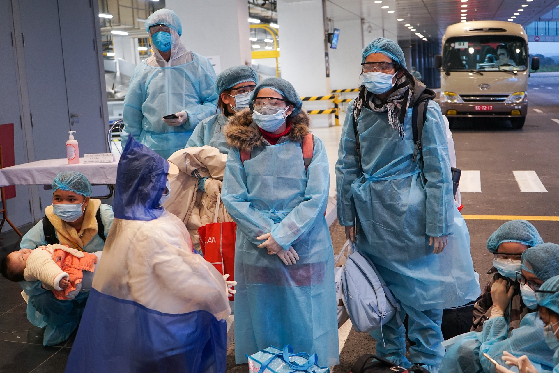 May bay cho 30 cong dan Viet Nam tu Ho Bac da ha canh xuong Van Don hinh anh