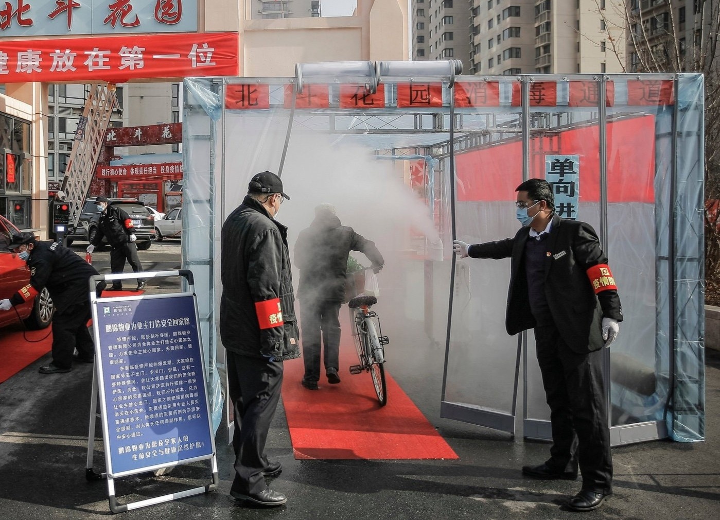 33 ca nhiem tu khu bach hoa o Thien Tan, hang nghin nguoi phai cach ly hinh anh