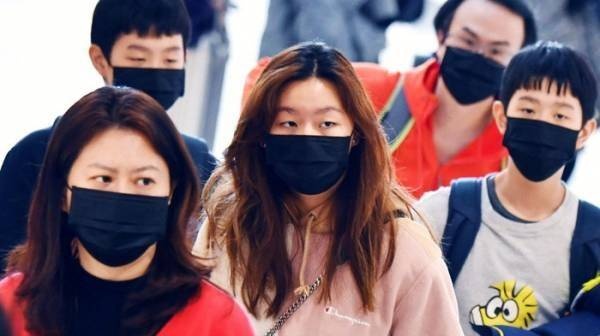 Nguoi goc A bi xuc pham vi deo khau trang, bang California len an hinh anh