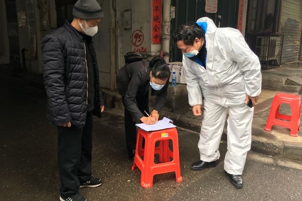 To dan pho chong dich virus corona anh 2