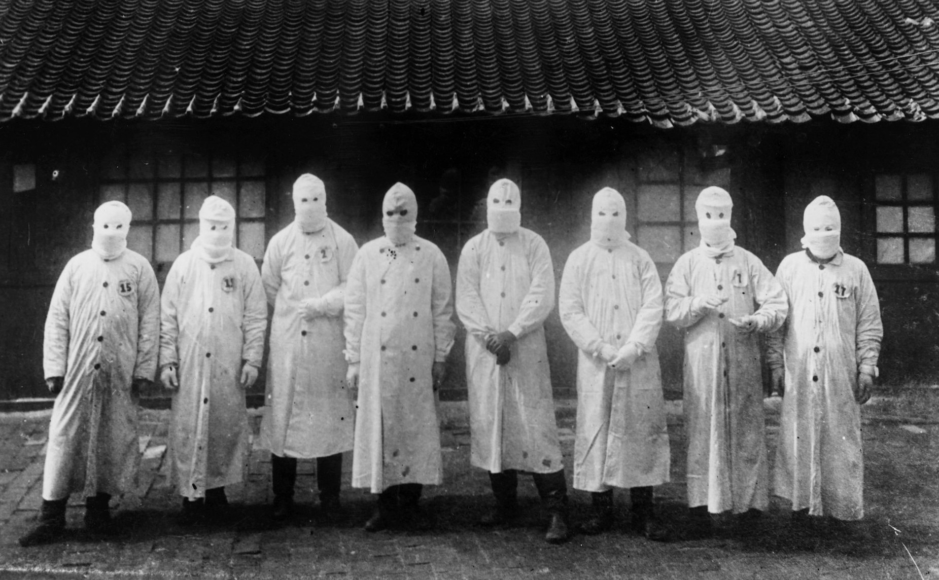 Khau trang co lam chung ta 'xa mat cach long'? hinh anh