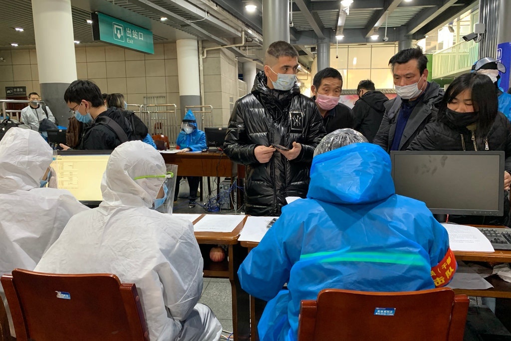 virus corona phong toa cam di lai anh 2