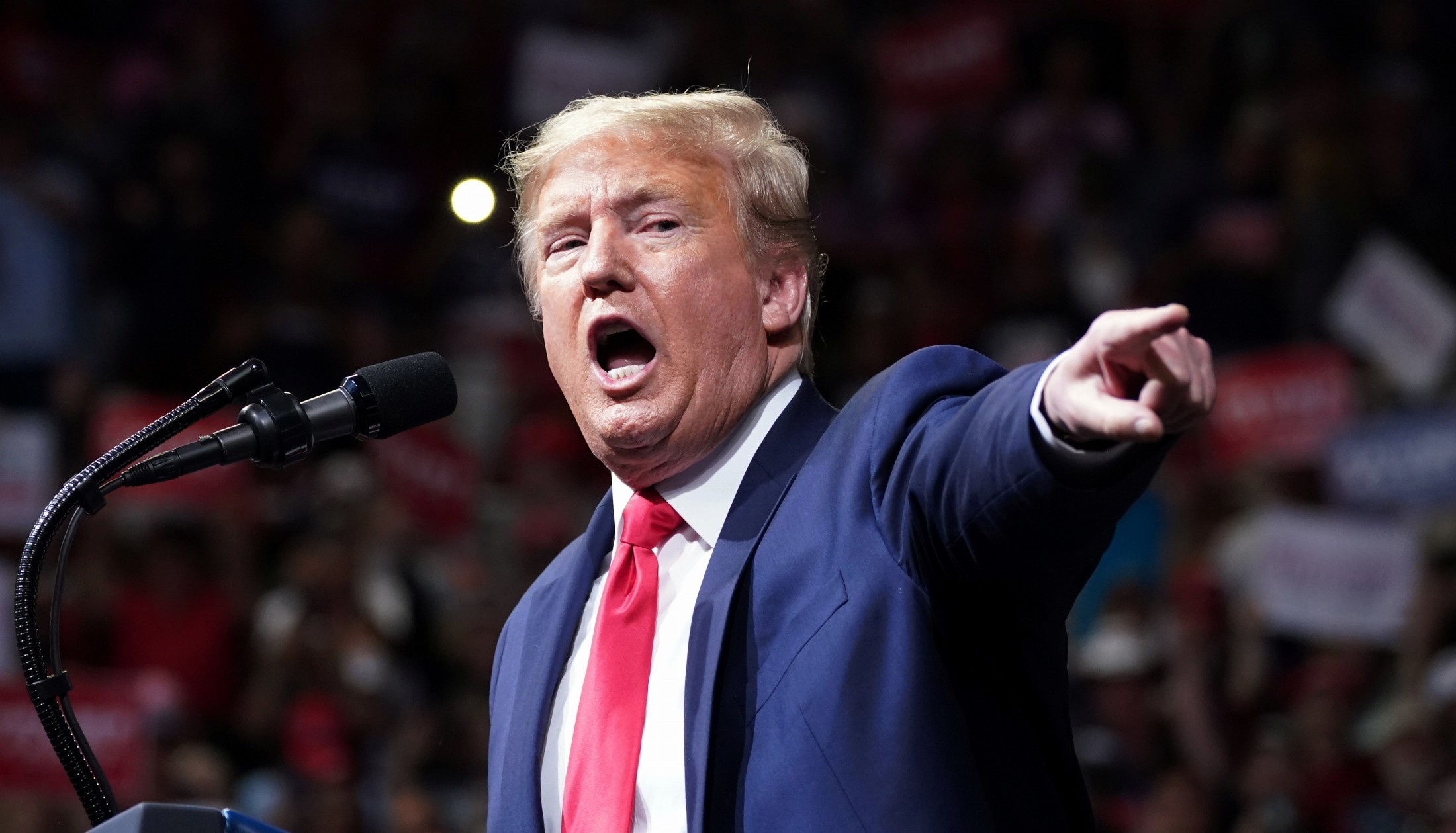 TT Trump xin them 2,5 ty USD de chong dich virus corona hinh anh