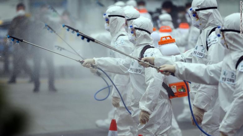 Canh sat Han den nha tung tin do Tan Thien Dia de ra soat hinh anh