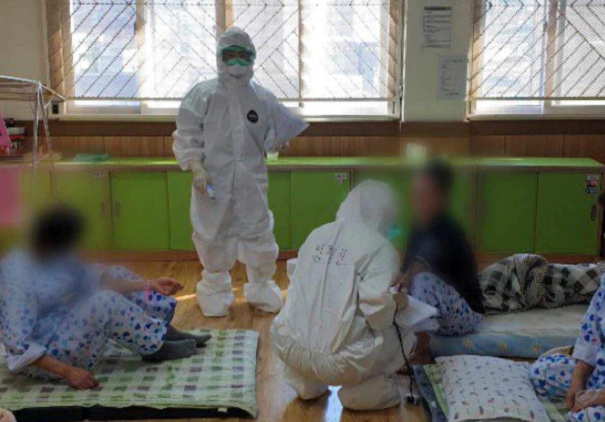 Cua so dong kin va tham hoa lay virus tai khoa tam than o Han Quoc hinh anh