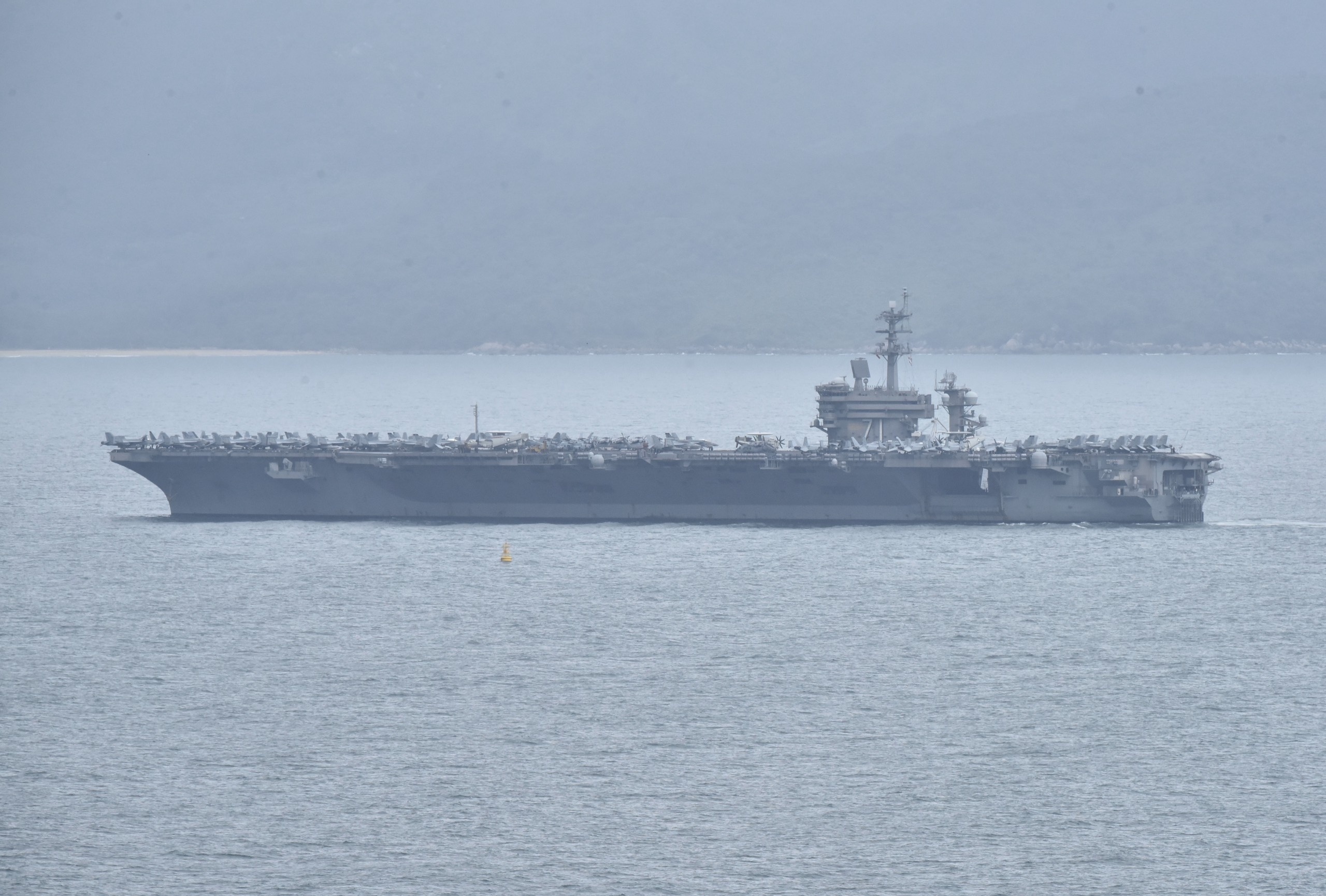 Tau san bay My toi phao so 0 ngoai ban dao Son Tra hinh anh