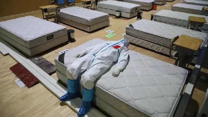 Xuc dong hinh anh bac si nga lung lan cuoi o benh vien da chien Vu Han hinh anh