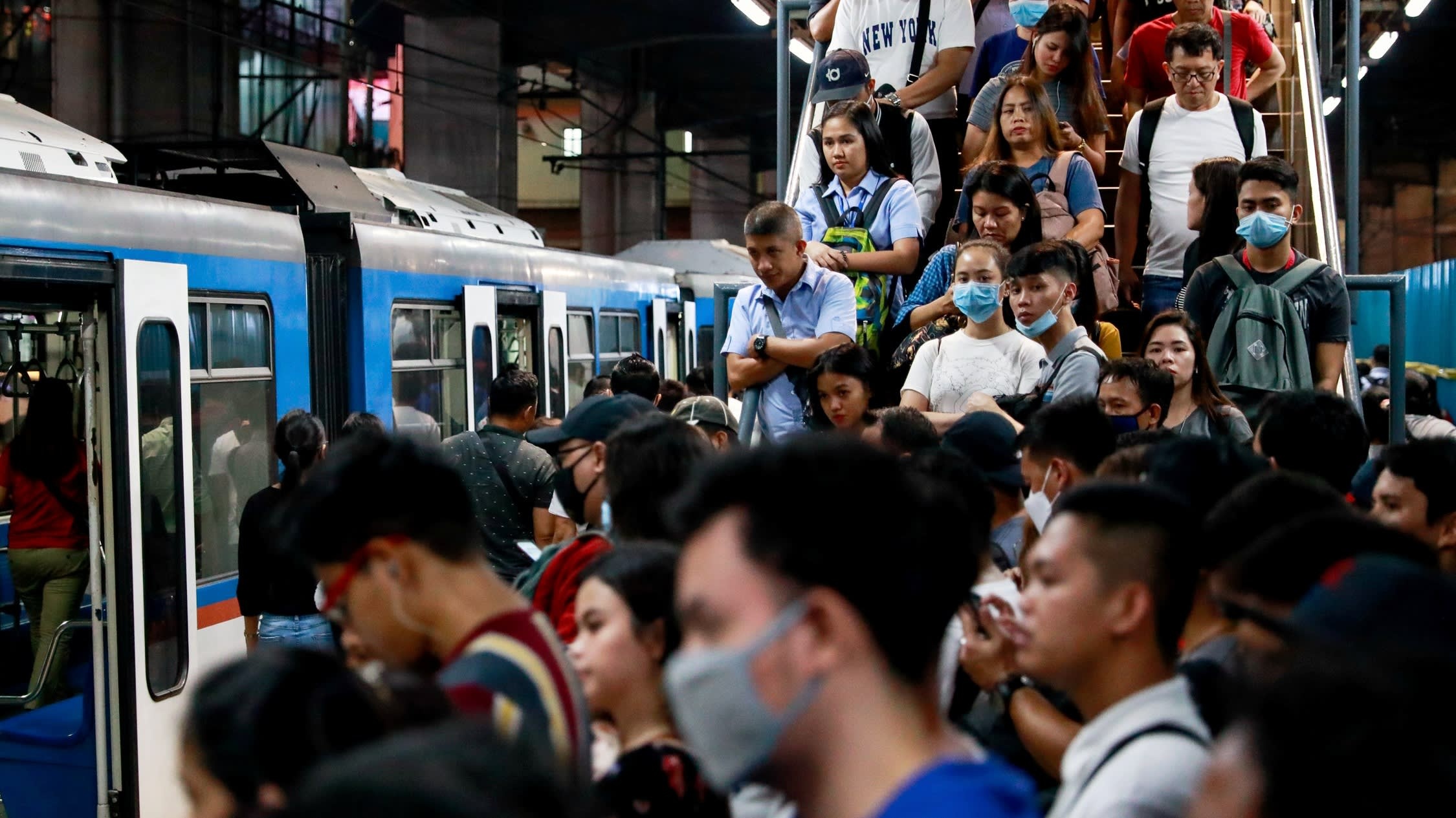 Nguoi dan Manila hoang mang, khong ro se bi phong toa the nao hinh anh