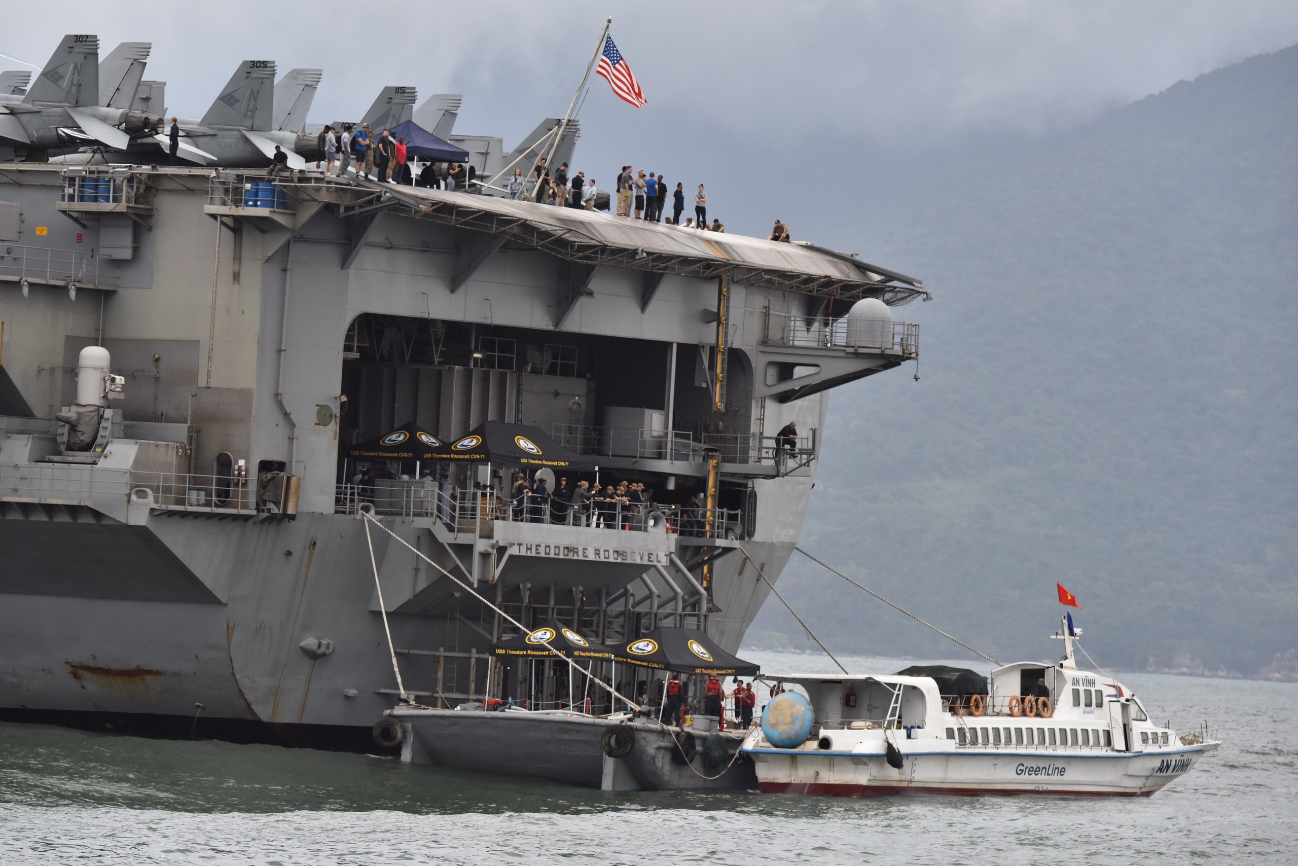 Doan tham quan tau san bay My phai quay ve bo vi bien dong hinh anh