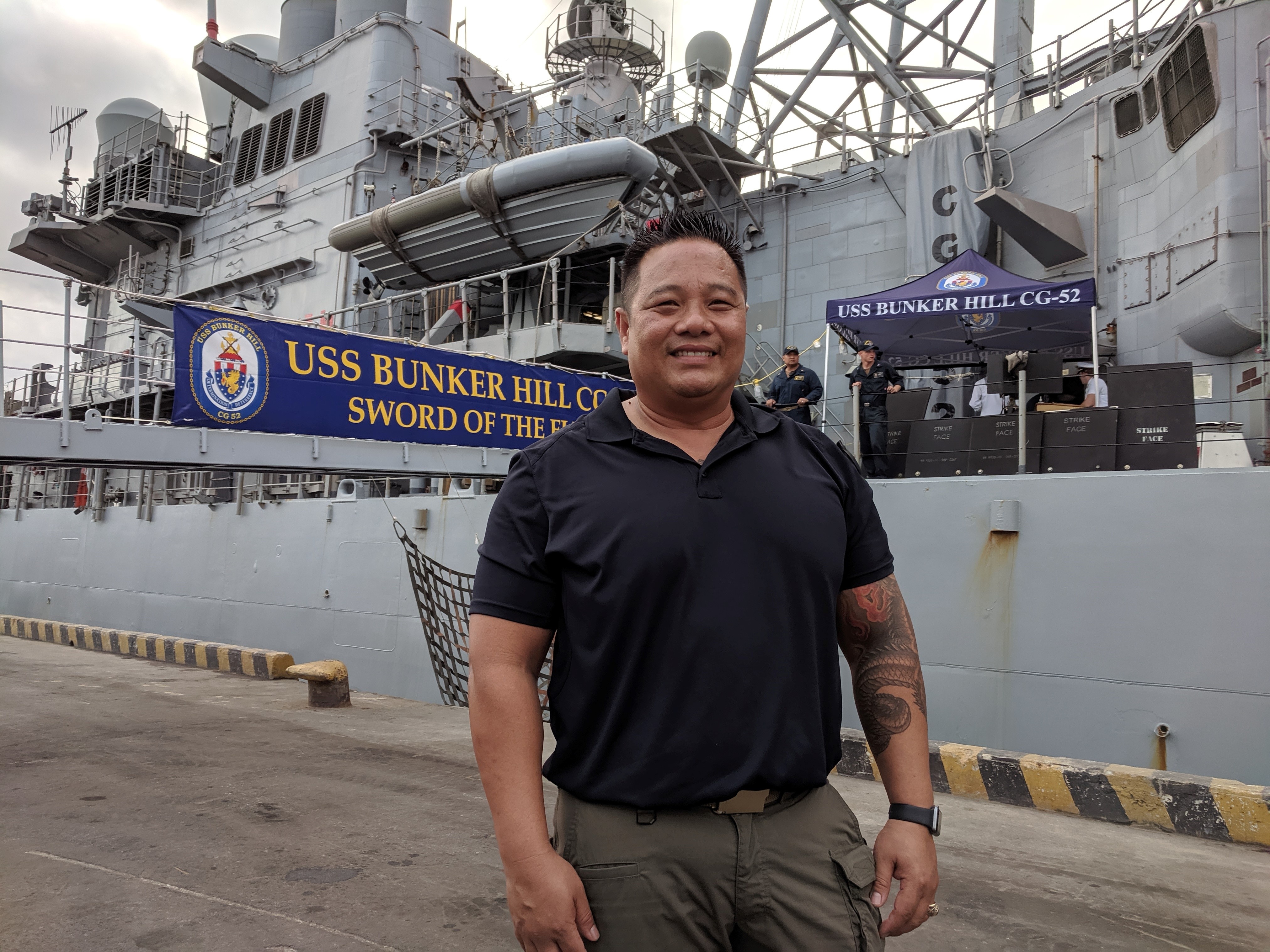 Tam su cua thuy thu goc Viet tren tau san bay My o Da Nang hinh anh