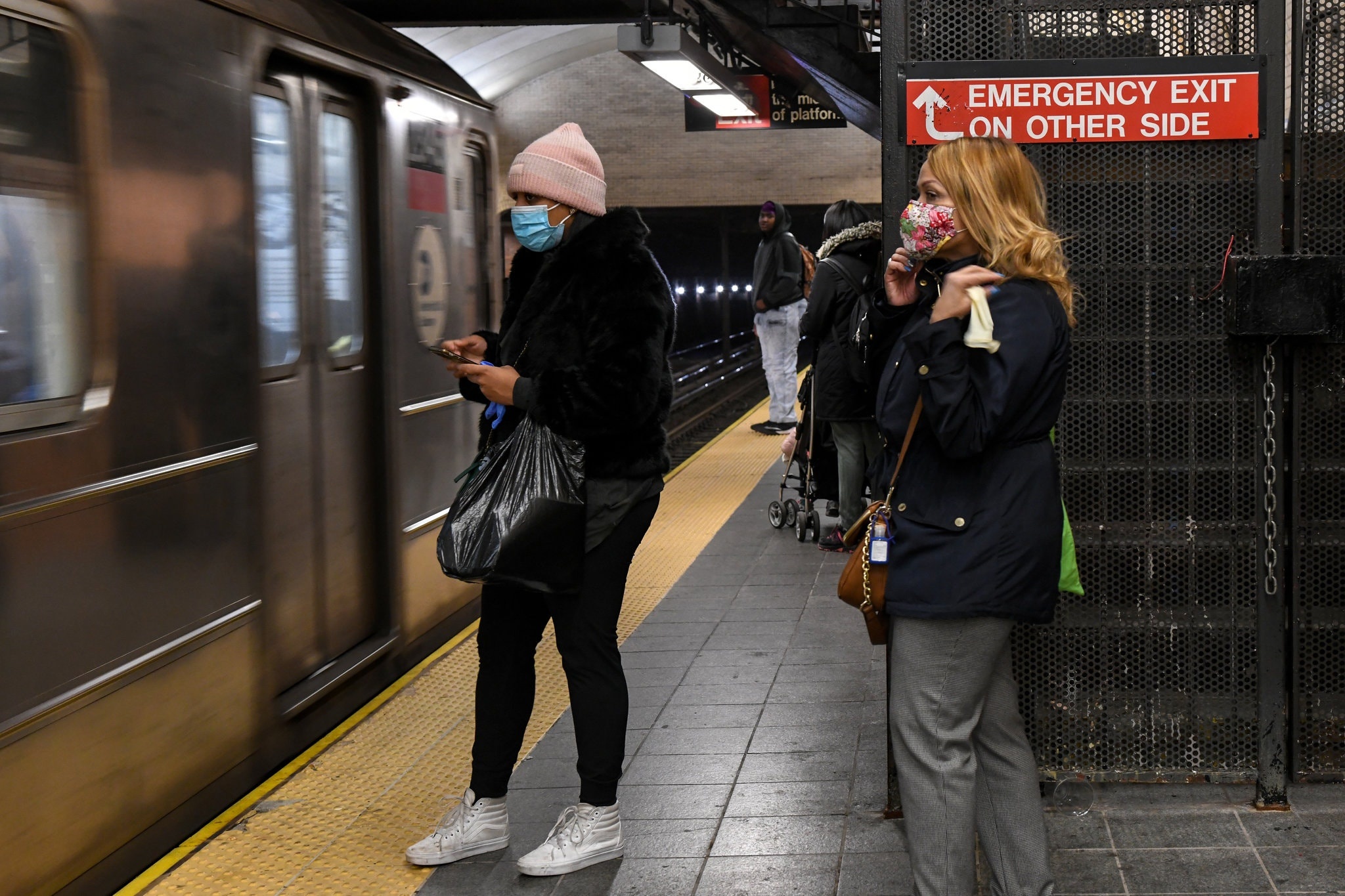 du hoc sinh o My virus corona anh 8