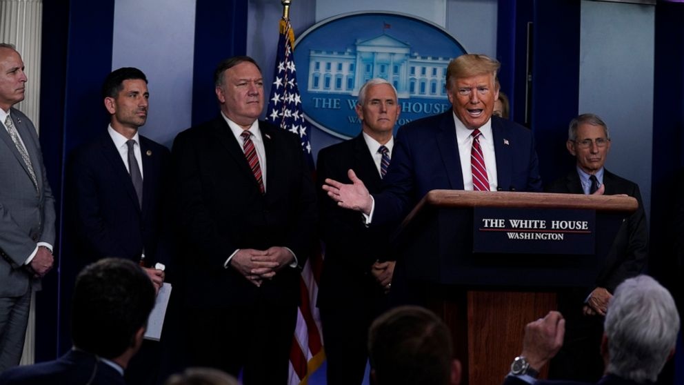 Trump mang phong vien Covid-19 anh 2