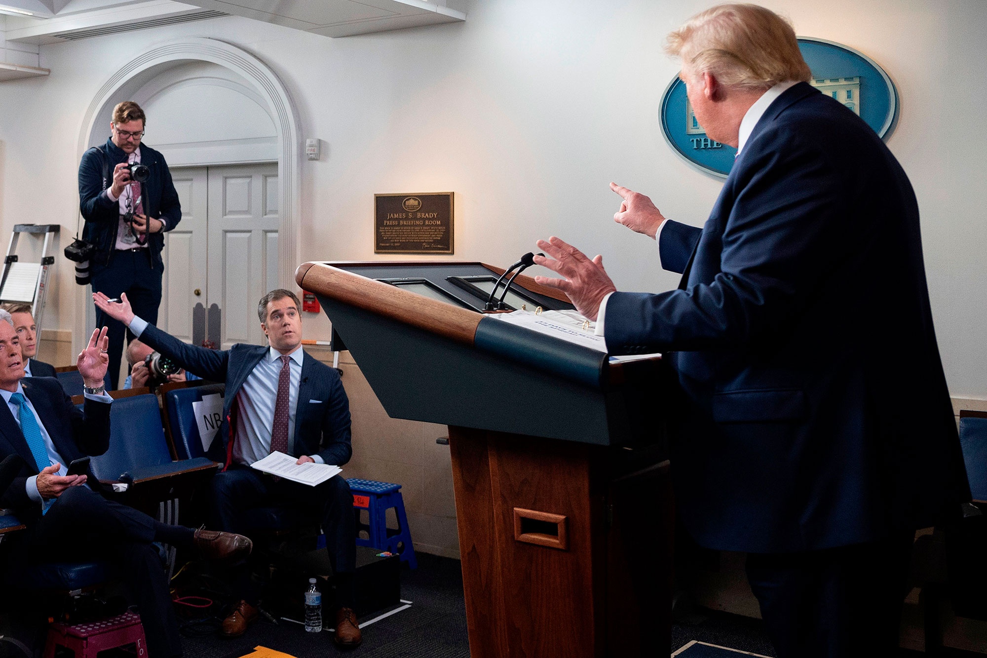 Trump mang phong vien Covid-19 anh 1