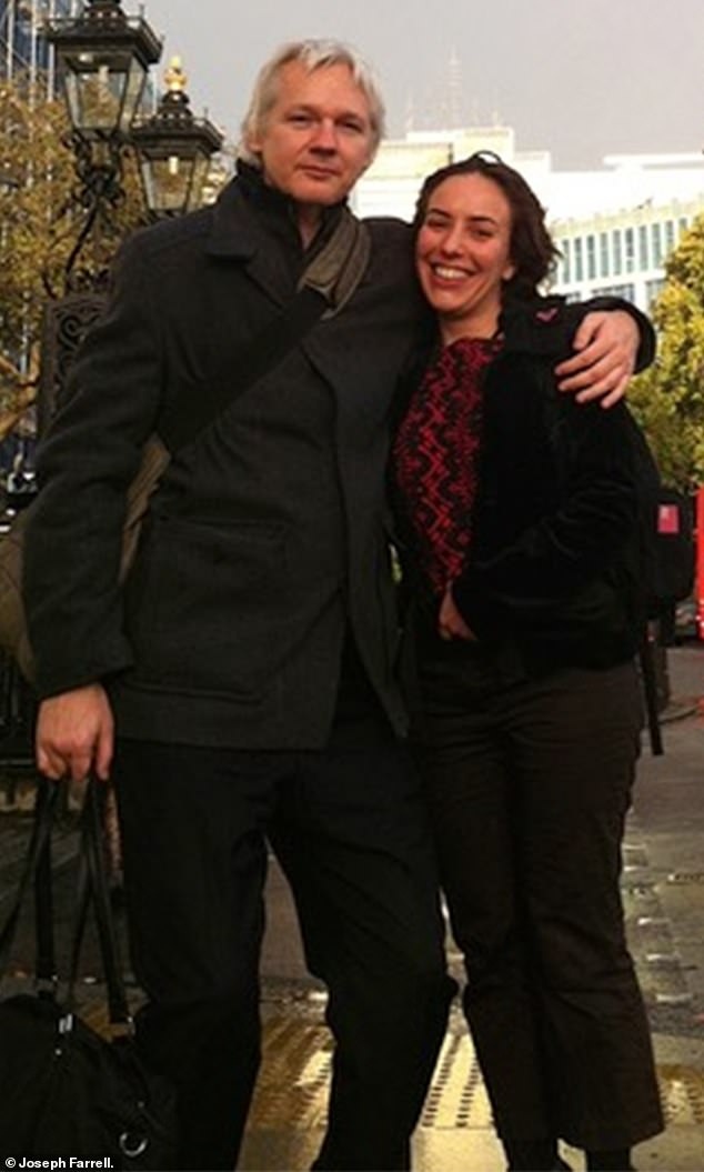 assange co 2 con anh 2