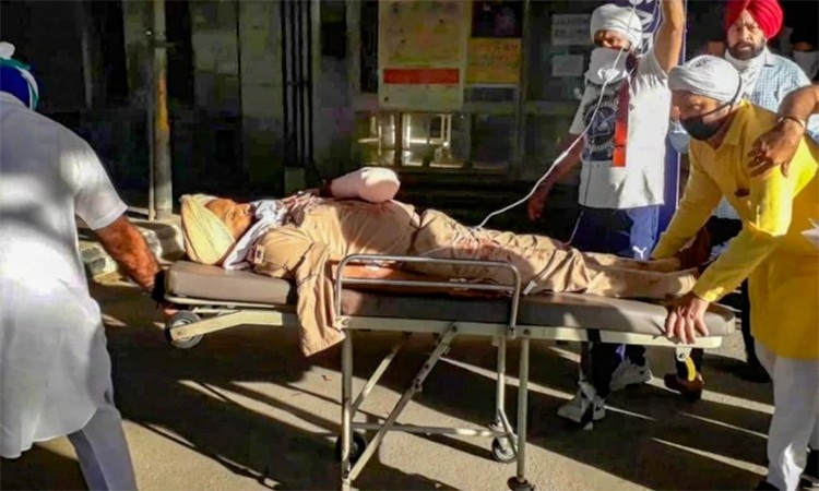 Noi duoc tay cho canh sat An Do bi nguoi vi pham phong toa chat dut hinh anh