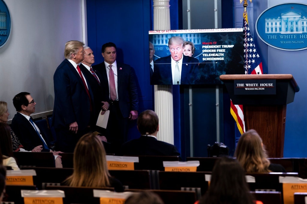 trump dung phong toa anh 2