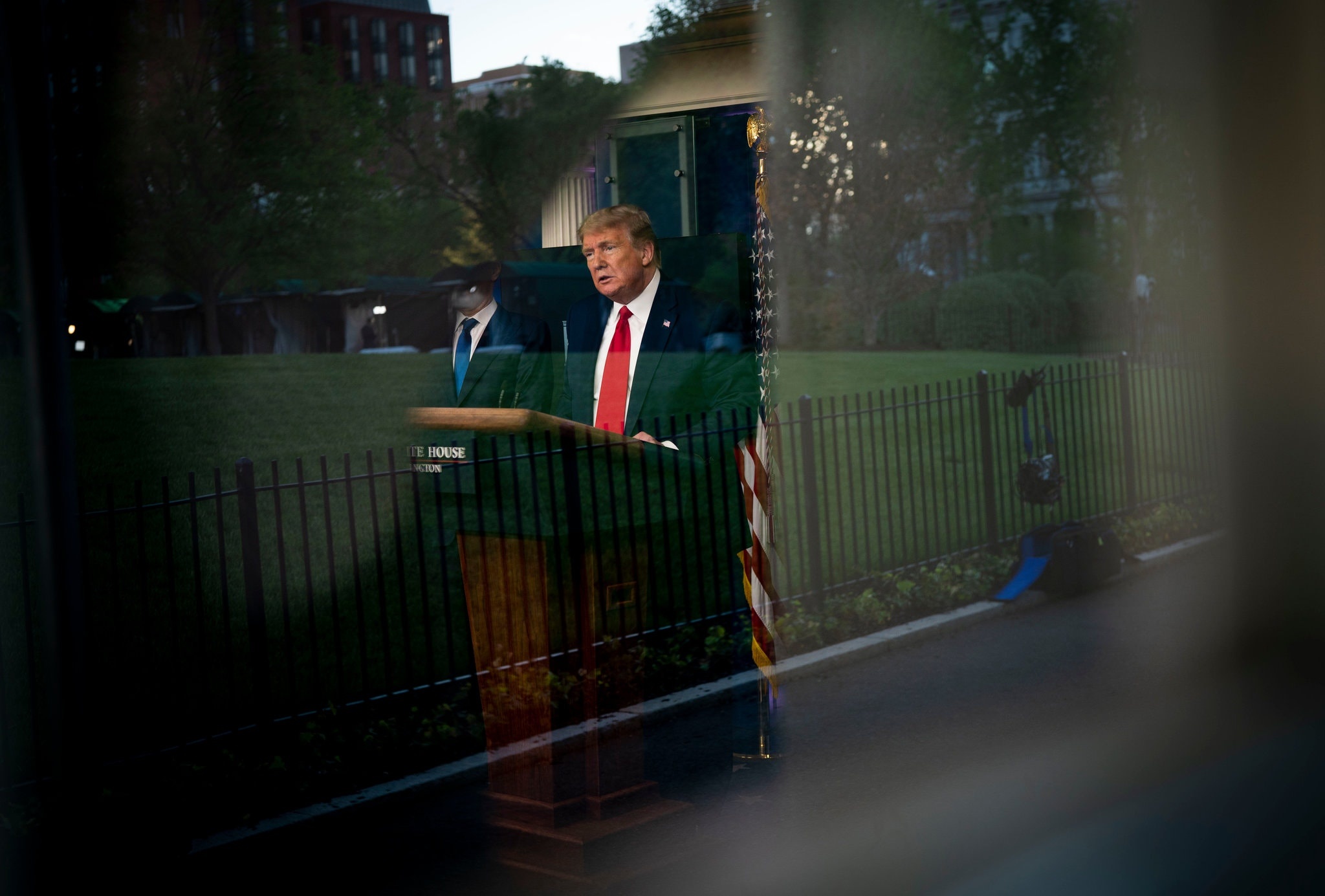 trump dung phong toa anh 1