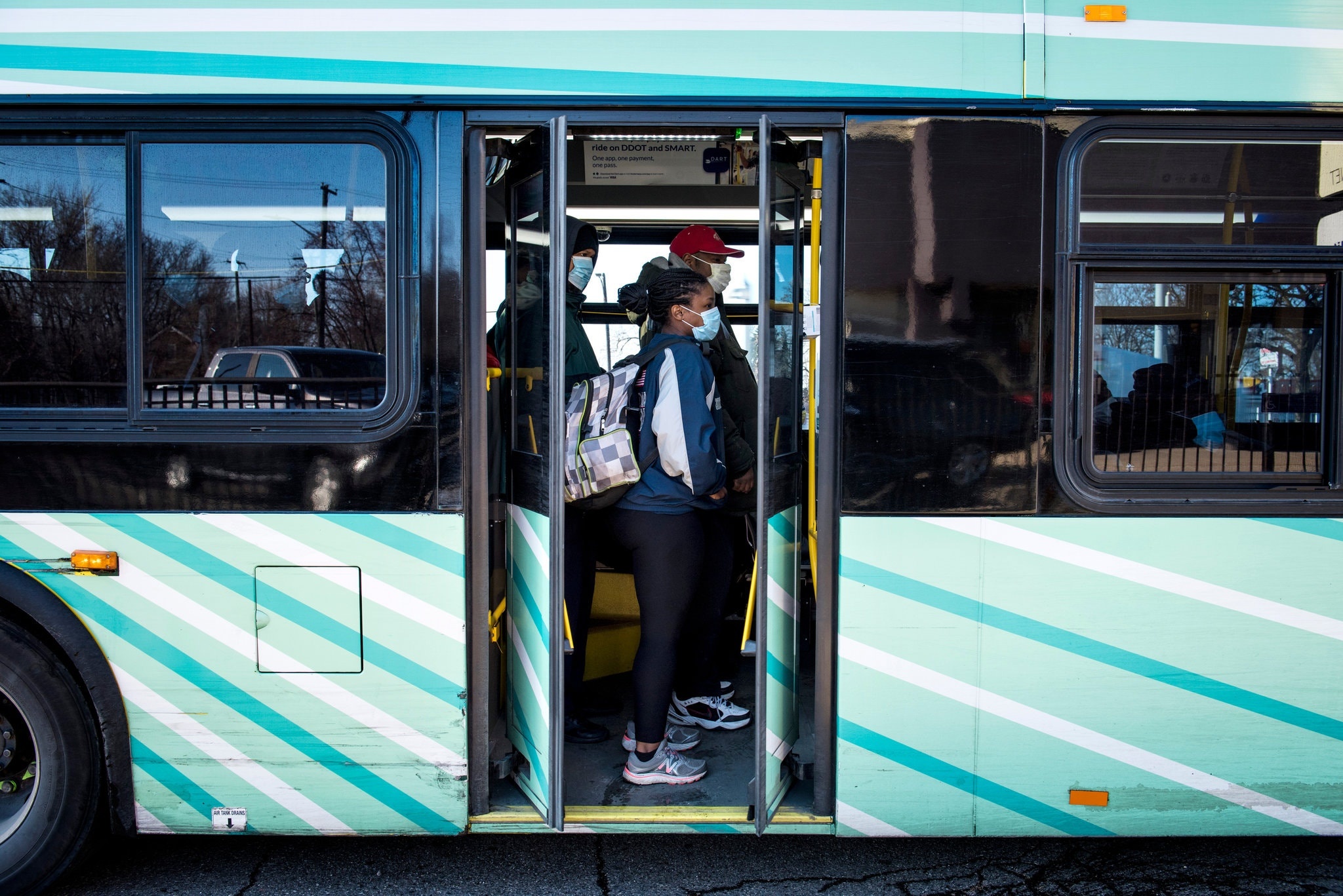 Virus phoi bay bat binh dang o nuoc My tren chuyen xe buyt so 17 hinh anh