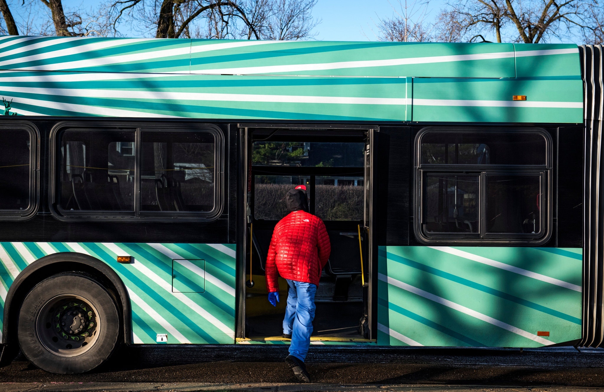 xe buyt o My dich covid anh 6