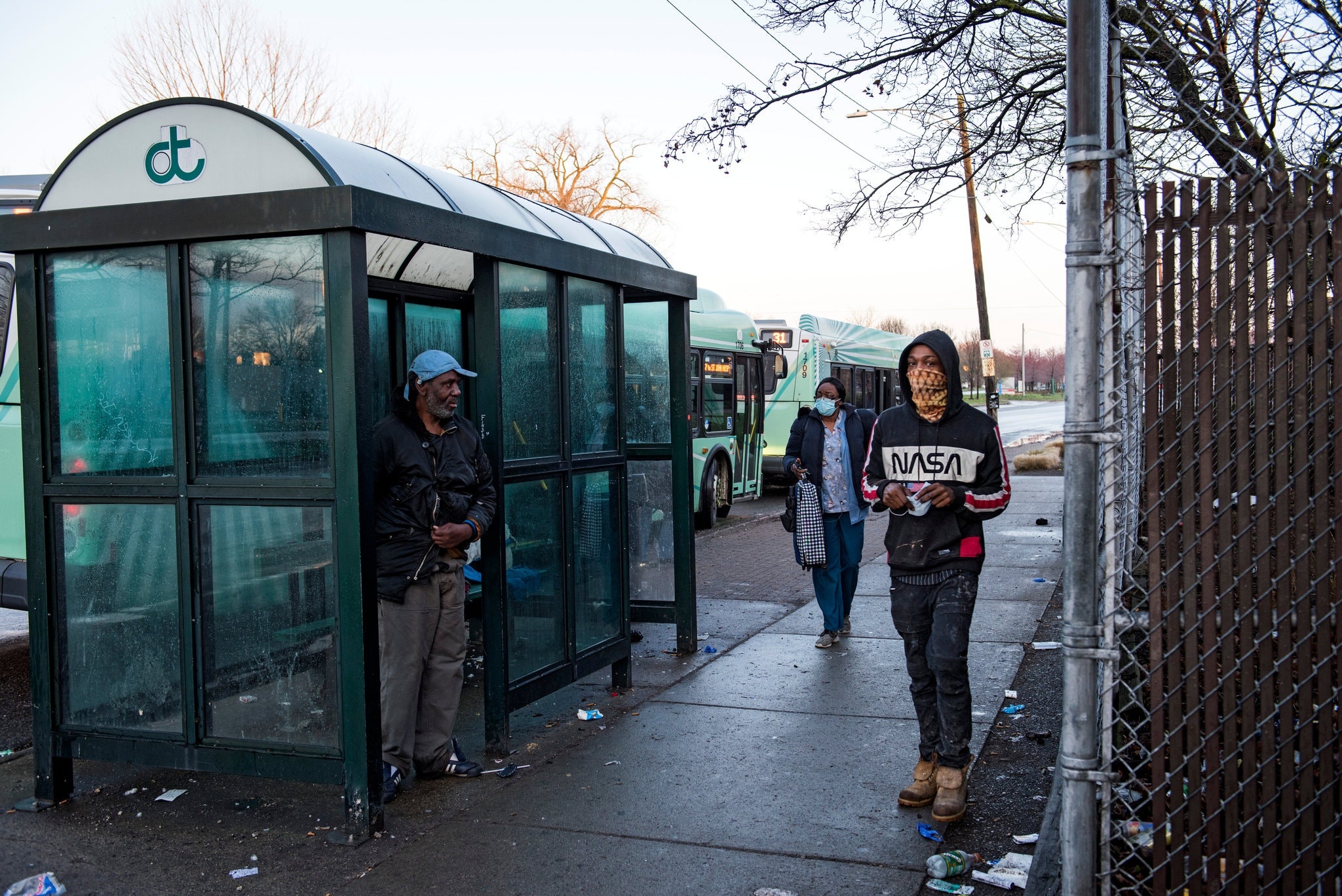 xe buyt o My dich covid anh 9