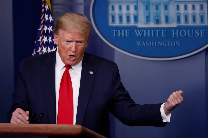 Tong thong Trump ky sac lenh nhap cu 'rat quyen luc' hinh anh