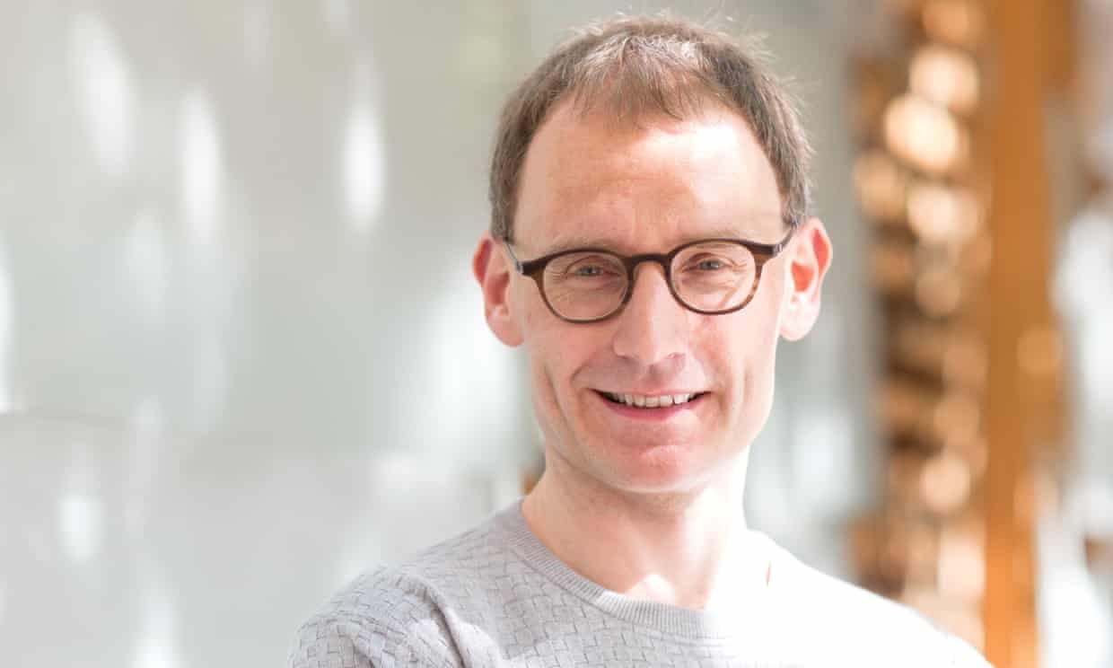 Co van chinh phu Anh tu chuc vi de nguoi yeu den choi nha hinh anh