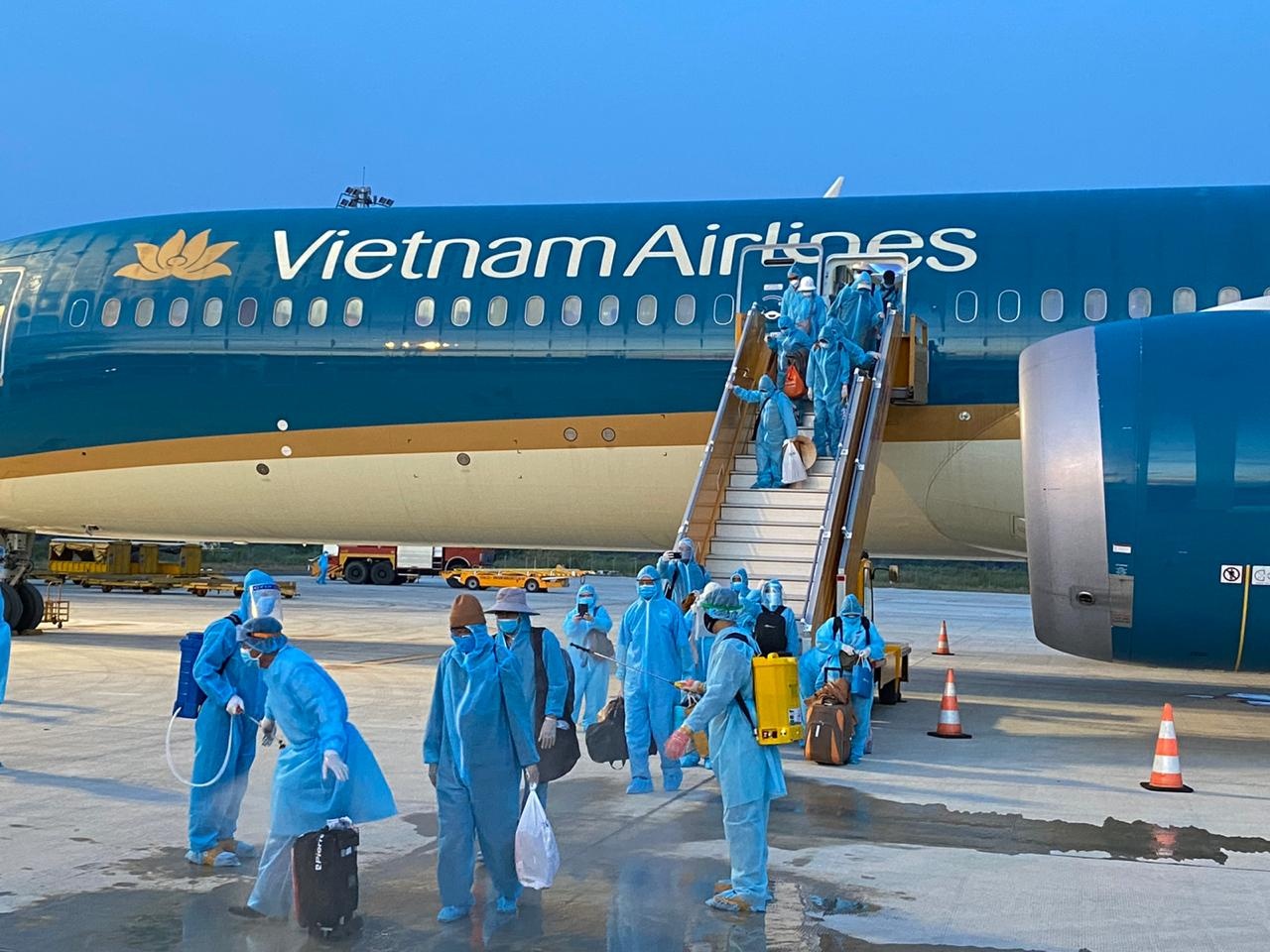 Gan 340 cong dan Viet Nam o An Do duoc dua ve nuoc, ha canh o Can Tho hinh anh