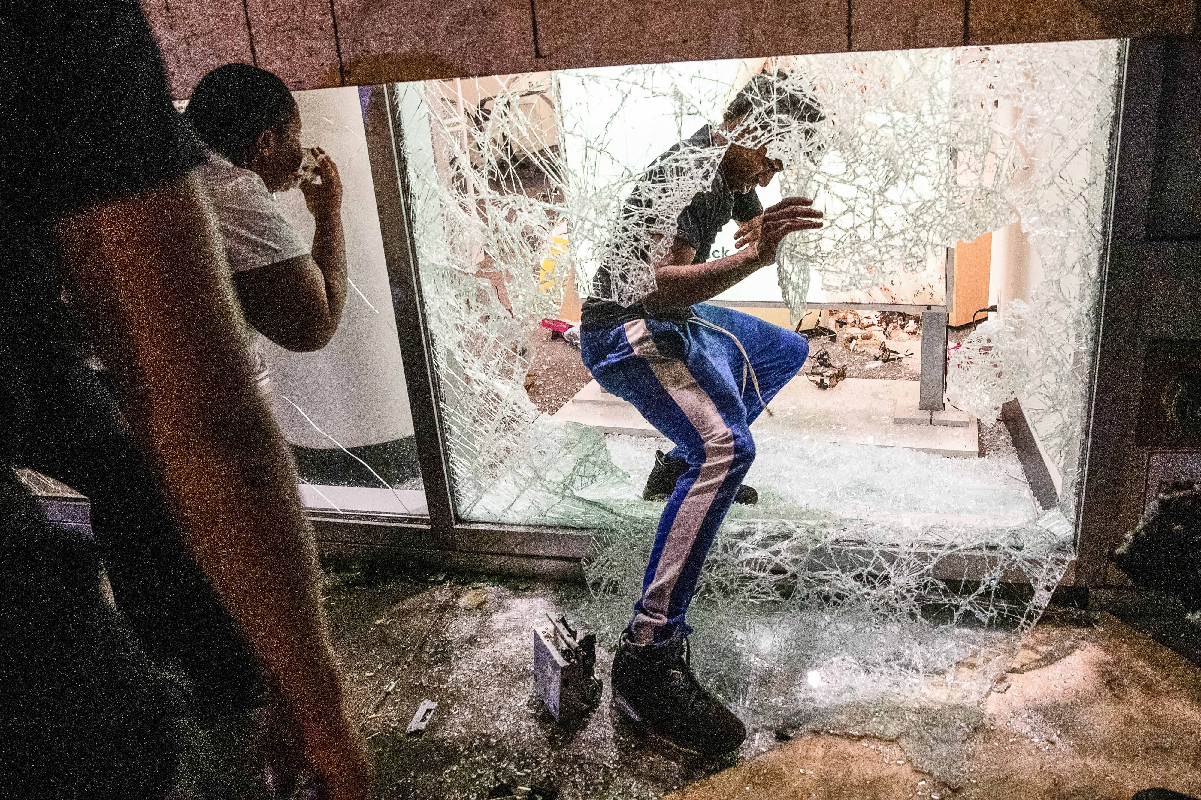 Hon loan, hoi cua trong bieu tinh o New York hinh anh