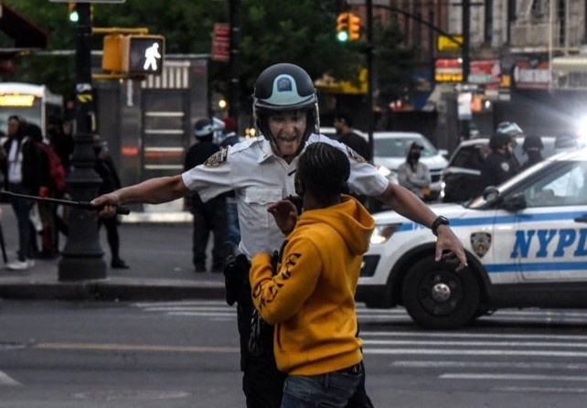 Cuoc bieu tinh phoi bay ca mat tot nhat va xau nhat cua canh sat My hinh anh