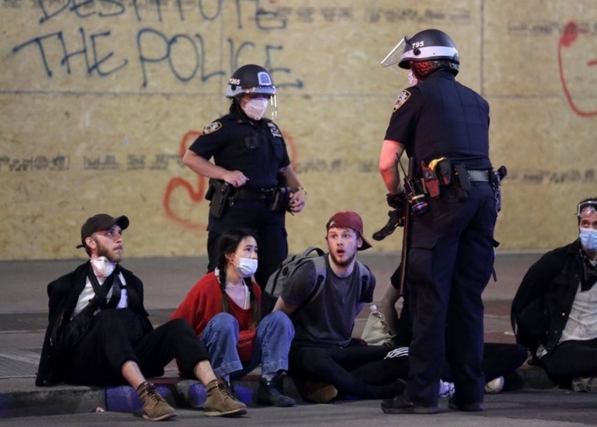 Nguoi bieu tinh tiep tuc chong lenh gioi nghiem o cac thanh pho hinh anh