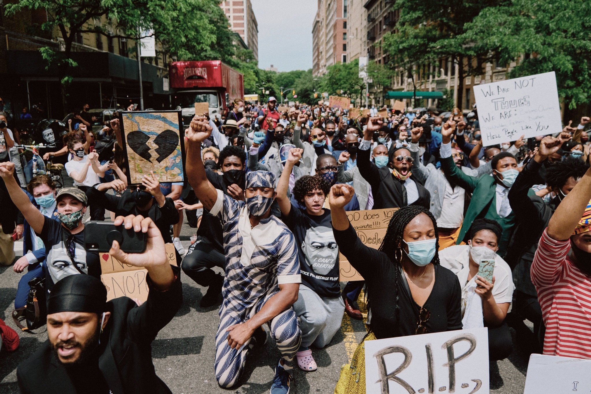 ‘Cam giac tuyet voi’ - New York ra duong bieu tinh giua noi lo virus hinh anh