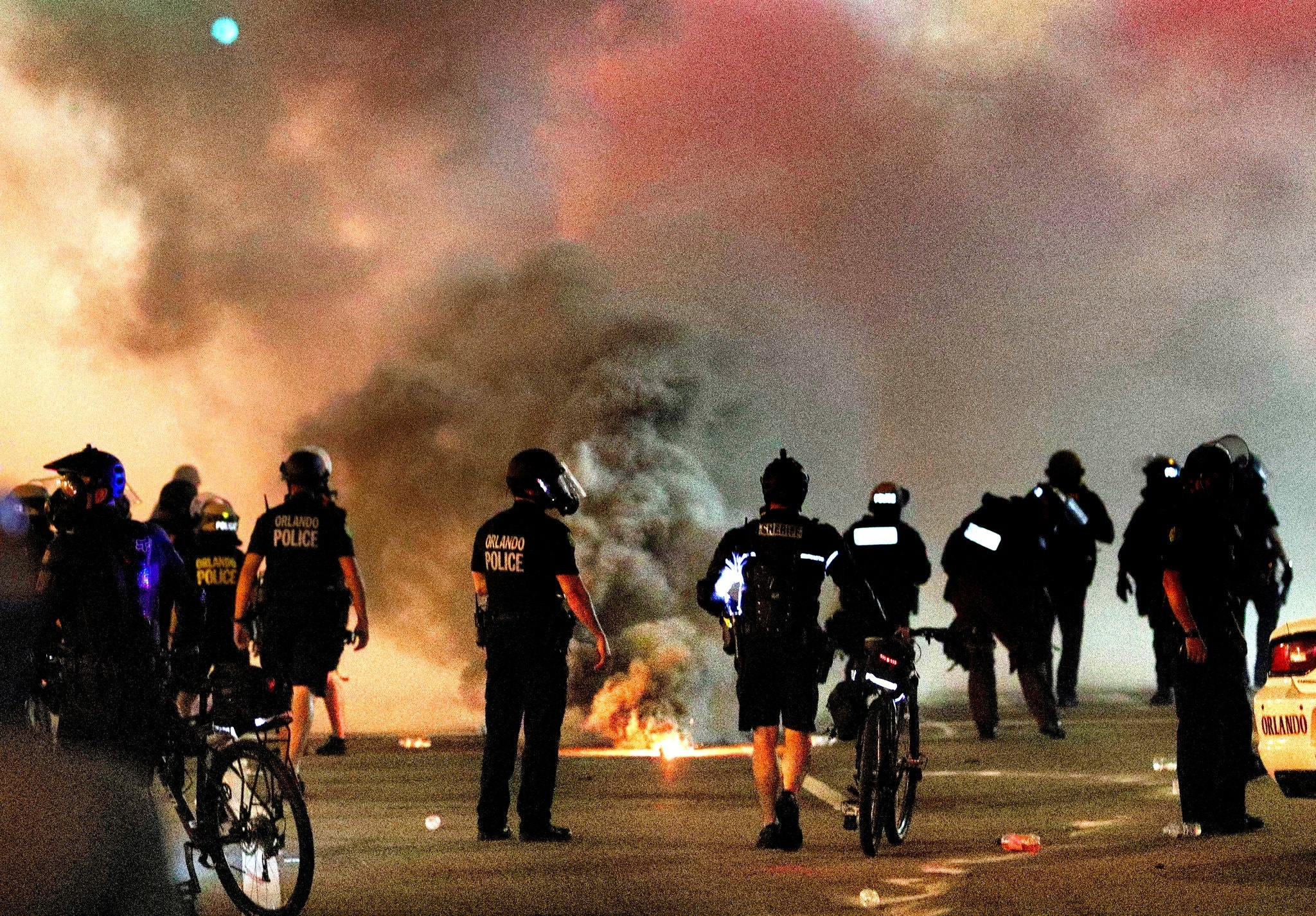 Vi sao bieu tinh o My keu goi giam ngan sach va giai tan canh sat? hinh anh