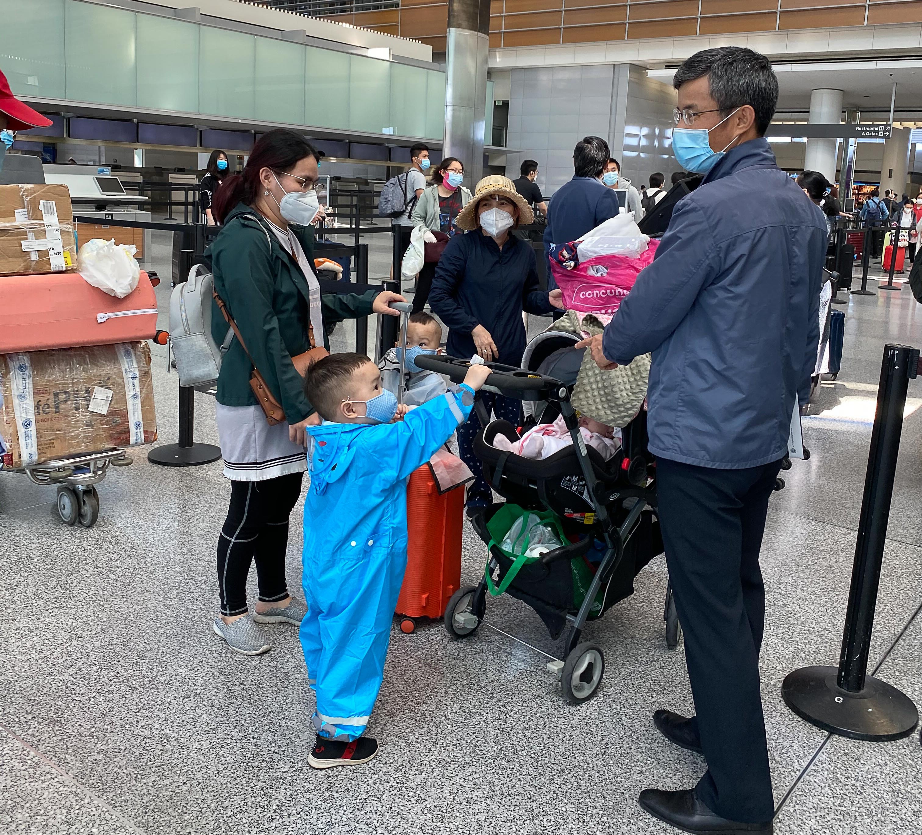 Dua hon 340 cong dan Viet Nam tu My ve nuoc hinh anh