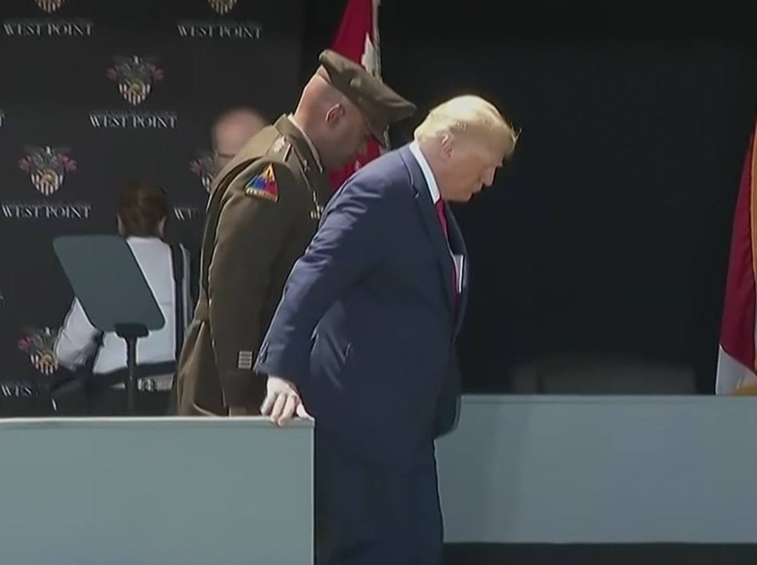 TT Trump buoc ron ren xuong bac, gay nghi van ve suc khoe hinh anh