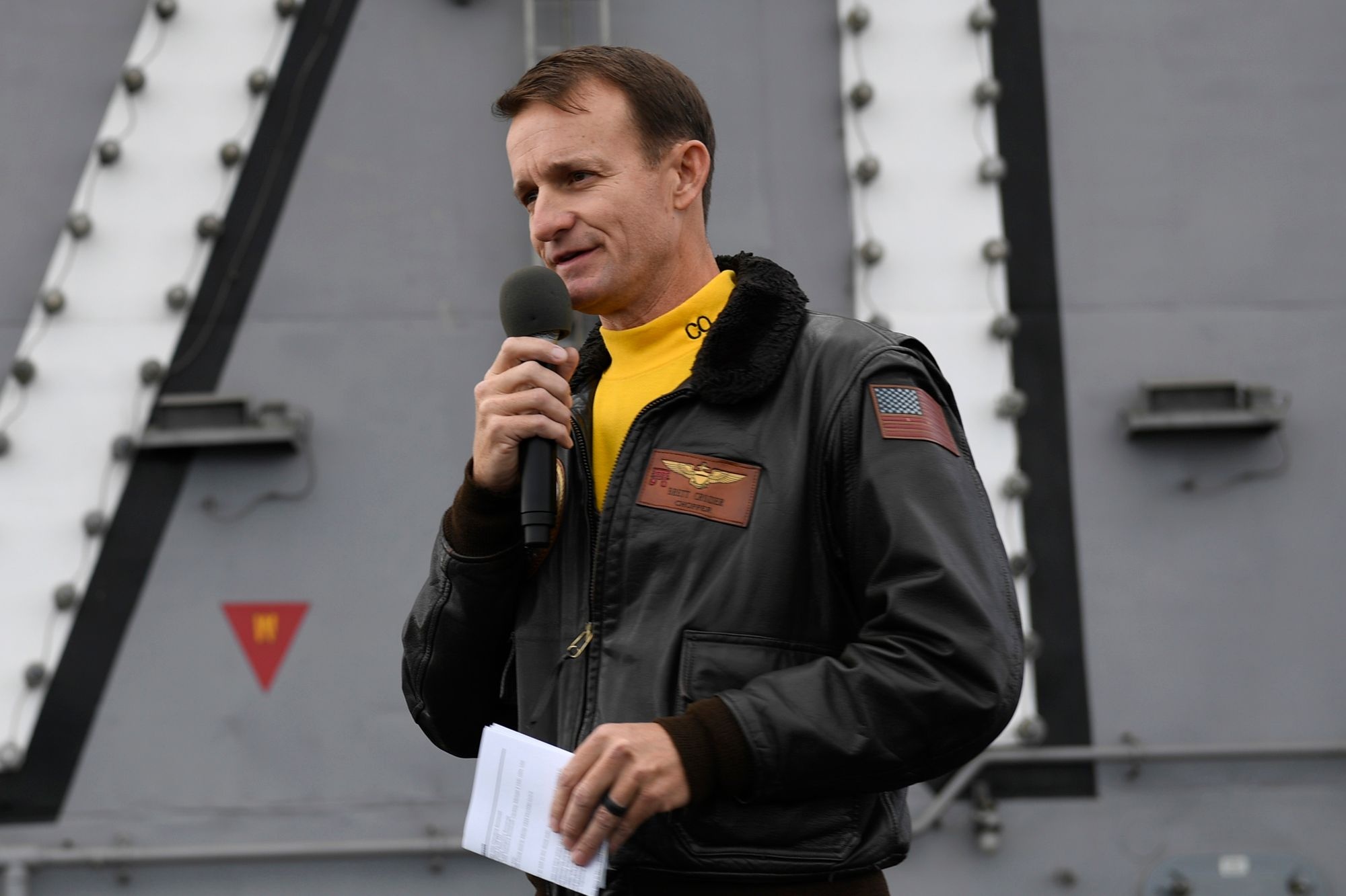 Hai quan My van sa thai chi huy tau san bay nhiem Covid-19 hinh anh