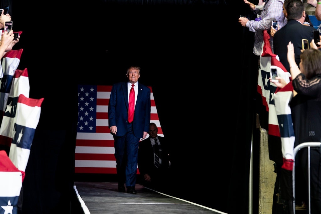 TT Trump tam ngung visa di lam H-1B, anh huong hang tram nghin nguoi hinh anh