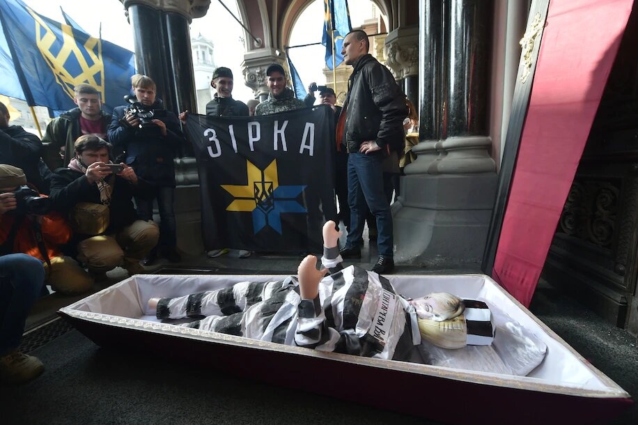 Ai gui quan tai doa giet cac thong doc ngan hang trung uong Ukraine? hinh anh