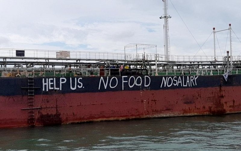 12 thuy thu VN mac ket 4 thang tren bien Malaysia, phai ve chu cau cuu hinh anh