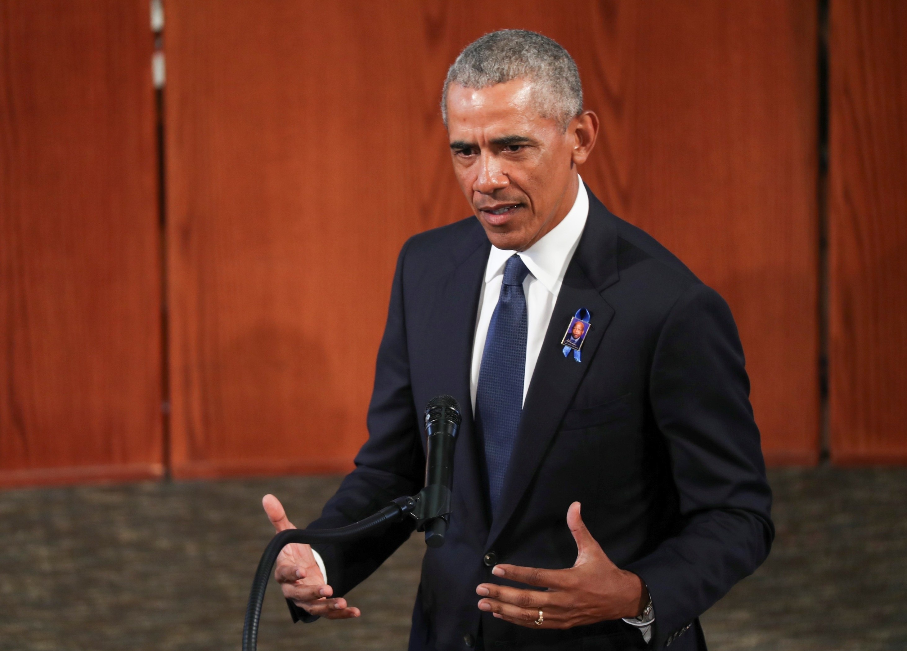 Ong Obama am chi gay gat ve TT Trump tai le tang lich su cua nuoc My hinh anh